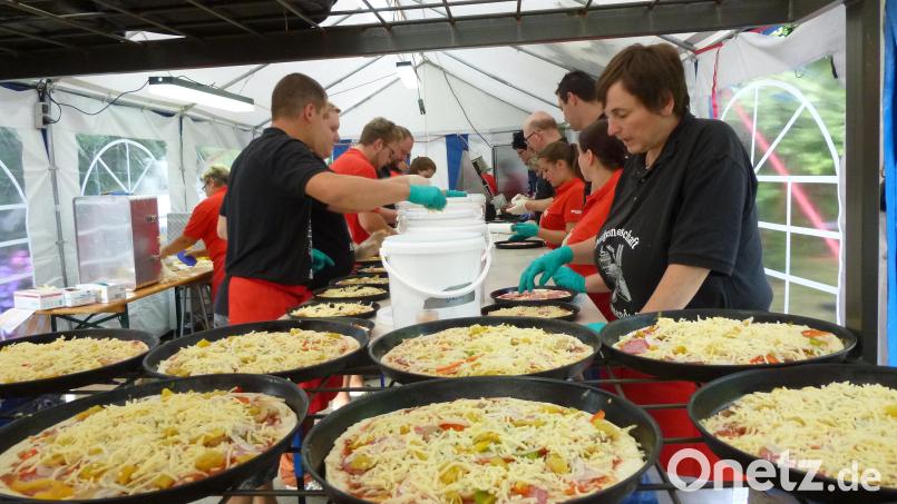 Da läuft das Wasser im Munde zusammen: Am 27. August gibt es auf dem Altendorfer Dorfplatz wieder die schon legendären Holzofenpizzen, mit deren Genuss man obendrein soziale Einrichtungen unterstützt. Die Dorfgemeinschaft nimmt ab sofort Vorbestellungen entgegen. Bild: bjp