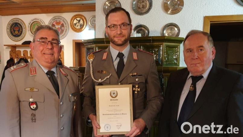 Mit dem Reservistenverdienstkreuz in Bronze samt Urkunde wird der Dritte Vorsitzende Dominik Falk (Mitte) für seine langjährige Reservedienstleitung bei der Bundeswehr im Gebirgspanzerbataillon 8 vom Vorsitzenden Norbert Bücherl (links) und dem BSB-Bezirksvorsitzenden Horst Embacher (rechts) ausgezeichnet. Bild: nbu