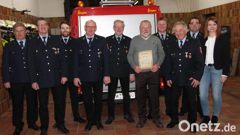 Die Feuerwehr Waldkirch kann seit Jahrzehnten auf ihre Mitglieder zählen. Das weiß auch Bürgermeisterin Marina Hirnet (rechts). Bild: pi