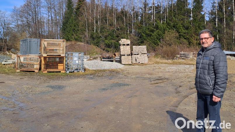 Der neue Bauhof wird im Bereich der gemeindlichen Kläranlage entstehen – unterhalb der angrenzenden Bäume (im Hintergrund). Wie Bürgermeister Franz Tauber (im Bild) erklärt, wird auf dem Gebäude eine Photovoltaikanlage installiert, deren Strom für den Betrieb der Kläranlage genutzt. Bild: gis