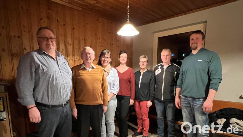 Der neue Vorstand des TSV Krummennaab setzt sich aus Wolfgang Bauer (von links), Reinhard Naber, Silke Moller, Manuela Kucich, Bürgermeisterin Marion Höcht, Markus Egeter und Christopher Moller zusammen. Bild: vsr