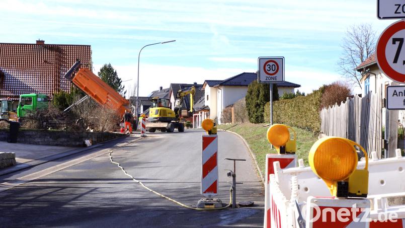 In Immenreuth wird überall fleißig gebaggert, wie hier bei der Verlegung des Glasfaserkabels in der Windäcker Straße. Bild: bkr