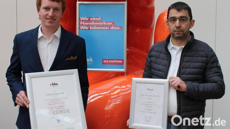 Vinzenz Kellner aus Straßenhäuser (links) wurde als Innungsbester vor der Handwerkskammer Augsburg ausgezeichnet. Sein Ausbildungsmeister von der Firma Göppl in Weiden, Stefan König, erhielt eine Urkunde als bester Ausbildungsbetrieb. Bild: dob
