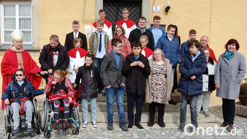 20 Mädchen und Buben aus der Förderschule des Heilpädagogischen Zentrums in Irchenrieth empfangen von Weihbischof Reinhard Pappenberger aus Regensburg in der Pfarrkirche St. Ulrich in Michldorf das Sakrament der Firmung. Bild: grm
