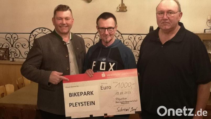 Bürgermeister Rainer Rewitzer und der Sprecher der Interessengemeinschaft &quot;Bikesportanlage Pleystein&quot;, Stefan Schön (von links), freuen sich über die spontane Spende der Reservistenkameradschaft mit Vorsitzenden Josef Schreml (rechts). Bild: bey