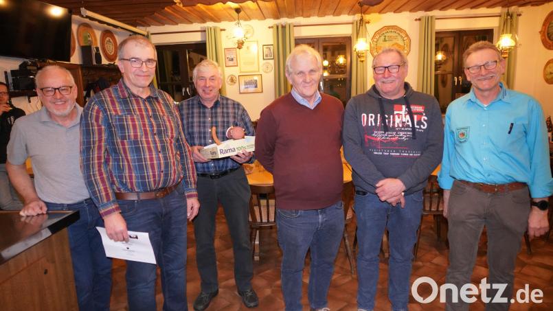 Preisschafkopf Siedlergemeinschaft Waldthurn. Von links: Organisator Markus Schön, Andreas Ach, Josef Hösl, Reinhard Hübner, Richard Grasser und Siedler-Chef Ludwig Eger. Bild: fvo
