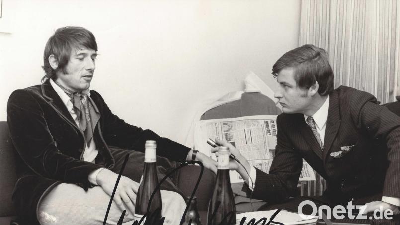 Über 50 Jahre her und eine Erinnerung an den einzigen Besuch von Udo Jürgens in Amberg: Vor dem Konzert im Josefshaus gab der damals schon europaweit bekannte Sänger dem AZ-Reporter Wolfgang Houschka (rechts) ein Interview. Archivbild: Werner Lischka/exb
