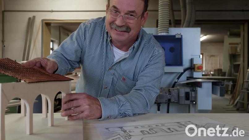 Hubert Haubner arbeitet fleißig am Modell der weltgrößten Krippe mit handgeschnitzten Figuren. Bild: tr