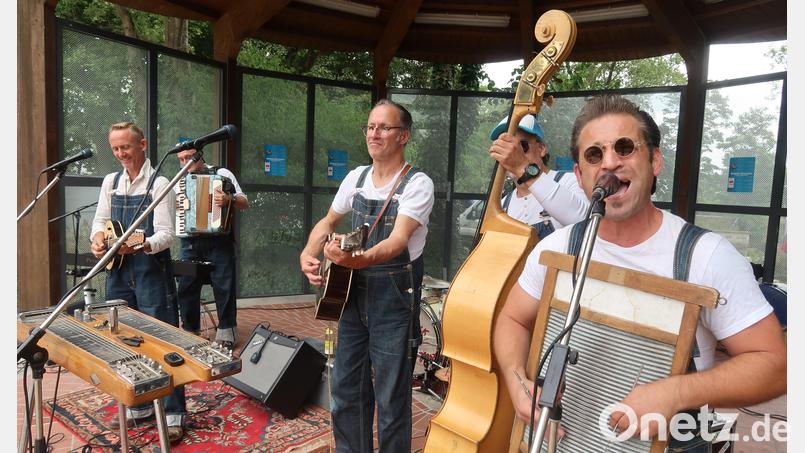 &quot;Man of Constant Sorrow&quot; im Stil der &quot;Soggy Bottom Boys&quot; aus dem Filmklassiker mit George Clooney: Das und mehr bieten die &quot;Sunny Bottom Boys&quot; in Weiden. Bild: Kunz