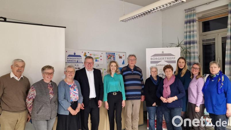 Das Führungsteam des Bürgertreffs (von links): Erich Wein (Kassier), Beate Mastel (2. Vorsitzende), Margot Huber (Vereinsgründerin, langjähriges Mitglied der Nähgruppe), Michael Cerny (Oberbürgermeister), Elisabeth Triller (Vorsitzende), Wolfgang Bogner (Schriftführer), Birgit Hardy (Revisorin), Erna Horn (Kassenprüferin), Anastasiia Vysotska und Kseniia Bavrovska (Angebote Ukraine-Hilfe, aktive Vereinsarbeit), Beate Bogner (Leiterin Familienstützpunkt im Bürgertreff). Bild: Triller/exb