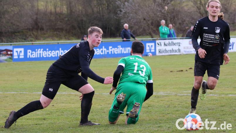Der Kohlberger Alexander Ullrich (Mitte) wird von VfB-Spieler Matthias Bertelshofer (links) gebremst, rechts Teamkollege Lukas Krauß. Aus: SV Kohlberg – VfB Mantel 3:1. Bild: Dieter Jäschke