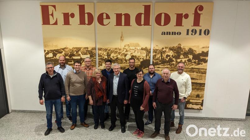 Der neu gewählte Vorstand des CSU-Ortsverbands Erbendorf um stellvertretenden Vorsitzenden Matthias Fütterer und Wolfgang Hertlein (Dritter und Vierter von links), Ortsvorsitzenden Johannes Reger (Siebter von links) und Stellvertretende Vorsitzende Sandra Dostler (Vierte von rechts). Bild: Josef Bollmann/exb