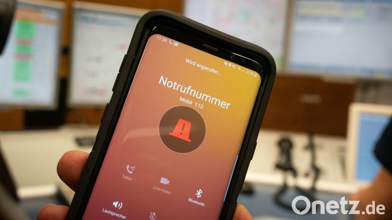 Den Notruf übers Smartphone wählte am Samstagabend auch ein Mann in Neumarkt – weil er nicht in die Disco gelassen wurde. Symbolbild: Frank Rumpenhorst/dpa