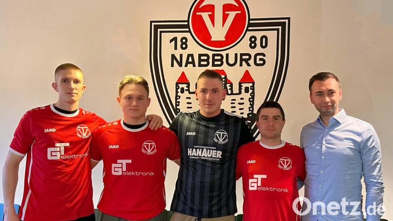 Nabburgs Abteilungsleiter Felix Scharf (rechts) hat mit Stoyan Stoykov (Zweiter von rechts) den neuen Trainer für kommende Saison gefunden. Mit (von links) Artur Evtuschenko , Nico Sporer und Florian Faltermeier kommen auch drei Spieler mit aus Wackersdorf. Bild: TV Nabburg