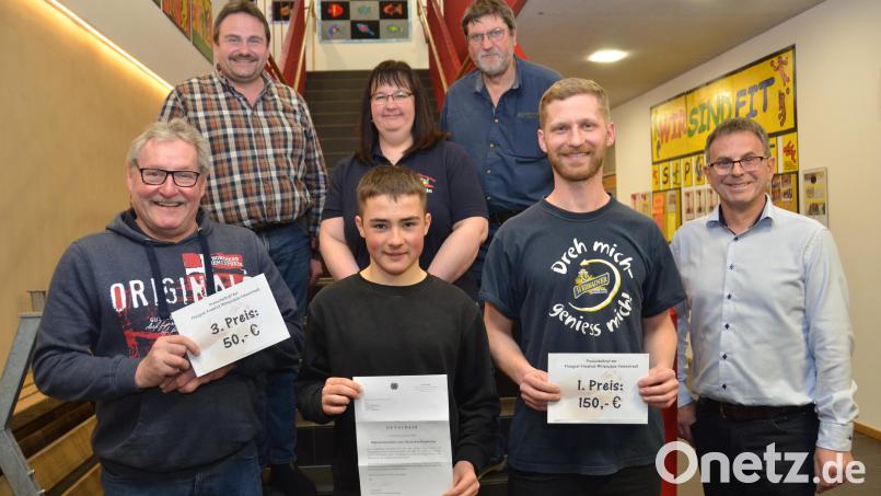 Andreas Kellner (Zweiter von rechts) aus Oberlind hieß der Sieger des Preisschafkopfs in der Pfalzgraf-Friedrich-Mittelschule. Allerdings war der Star des Abends der Zweitplatzierte Marius Lorenz aus Vohenstrauß (vorne, Mitte). Mit seinen 14 Jahren ließ er passionierte Schafkopfer zurück. Dritter wurde Reinhard Hübner aus Neustadt/WN (links). Rektor Hubert Reil (rechts) und die Organisatoren Johann Wiesent und Kerstin Wallmeyer (hinten, von rechts) gratulierten aber auch Trostpreisgewinner Thomas Beierl (hinten, links) Bild: dob