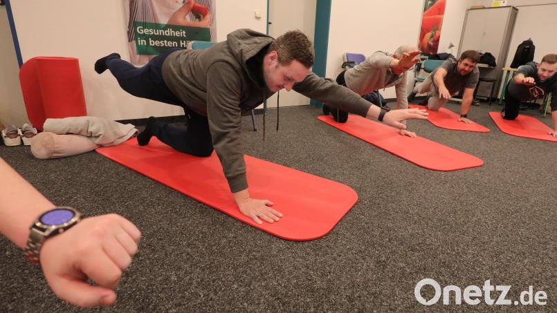 Eine Premiere: 14 aktive Einsatzkräfte haben in Amberg einen Kurs in "Feuerwehr-Yoga" absolviert. Bild: Wolfgang Steinbacher