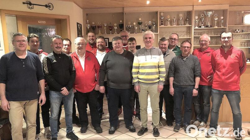 Armin Wittmann (Achter von links) steht weiterhin an der Spitze des FC Bayern München Fanclubs Parkstein. Unterstützt wird der Vereinschef von Anton Pöllath (Fünfter von links), sowie seinem Team. Zu den Nominierungen gratulierten Bürgermeister Reinhard Sollfrank (links) und der Vorsitzende des Fanclubs aus Floss, Gerhard Stadler (Sechster von rechts). Bild: wro