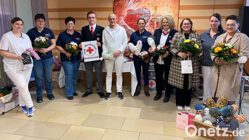 Das Team der Frauenklinik um Chefarzt Dr. Bernd Hornbacher (Fünfter von links), Leitender Oberärztin Dr. Annette Lechler (links) und Breast Care Nurse Bettina Schärtl (Zweite von rechts) freute sich beim MFA-Tag über verschiedene Spenden freuen, die Brustkrebspatientinnen nach der Behandlung helfen sollen. Bild: Kliniken Nordoberpfalz, Michael Reindl/exb