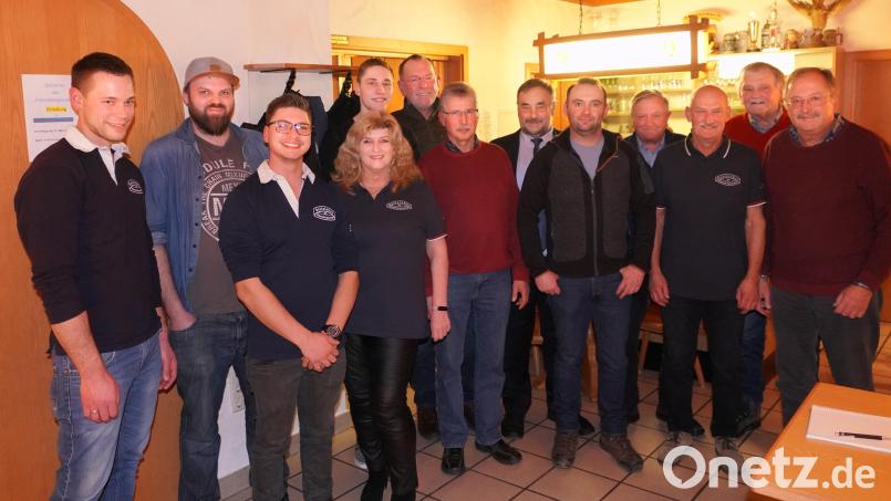 Die Seilzieher der Fahrenbergauswahl mit den alten und neuen Vorsitzenden Michael Stahl (links), der neuen Führungsriege samt Ehrenpräsidenten und Neuaufnahmen Bastian Schober (Zweiter von links) und Johannes Kleber (Vierter von links). Bild: fvo