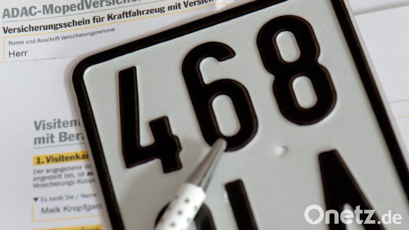 Seit 1. März dürfen Mofas, Mopeds und E-Roller nur noch mit schwarzem Kennzeichen unterwegs sein. Sie sind bei den Versicherern erhältlich. Symbolbild: Arno Burgi