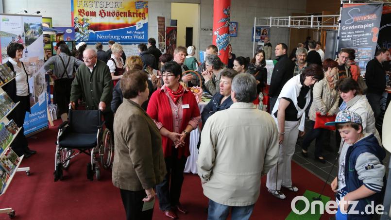 Zu einem &quot;Tummelplatz der Wirtschaft&quot; wird das Areal der Schwarzachtalhalle am 27. und 28. April 2019. Bei der Neuauflage der Schwarzachtalmesse demonstrieren Firmen und Unternehmen aus den Bereichen Handel, Industrie, Handwerk, Dienstleistung und Gewerbe ihr Potenzial. Archivbild: Gerhard Götz
