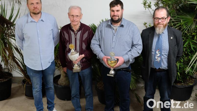 Pokale überreichten Vorsitzender Werner Kennel (rechts) und Stellvertreter Alexander Sporr (links) an Josef Dötterl und Florian Götz (2. und 3. von links). Bild: do