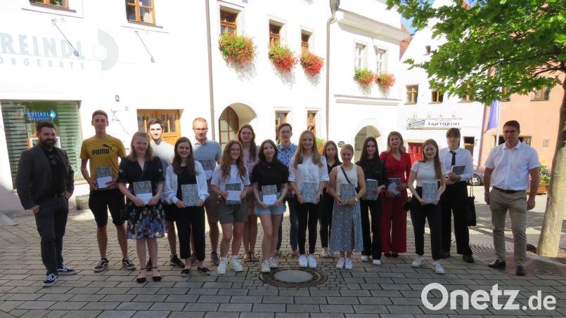 Bürgermeister Sebastian Dippold (links) und Schulreferent Armin Aichinger (rechts) loben die hervorragenden Leistungen der Mädchen und Buben. Bild: adj