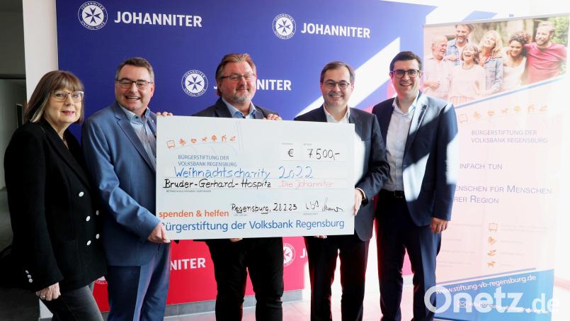 Einen Spendenscheck über 7500 Euro erhielten die Johanniter für das im Bau befindliche Bruder-Gerhard-Hospiz. Bild: Kaiser/exb