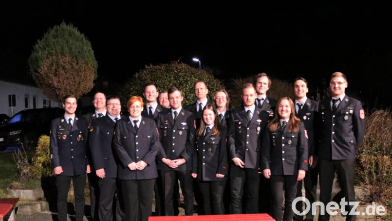 Neuwahlen standen im Mittelpunkt der Jahreshauptversammlung der Feuerwehr Frotzersricht. Das Bild zeigt 
das neue Führungsteam. Bild: Andrea Kiener/exb