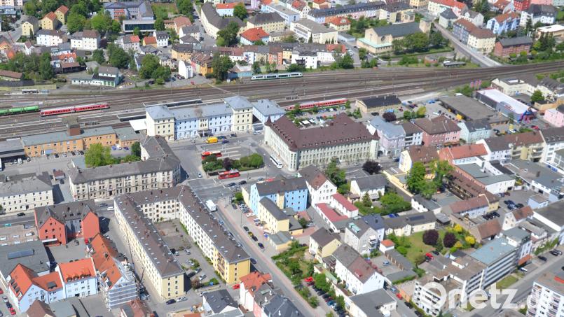 Wie soll der Bereich rund um den Weidener Bahnhof in Zukunft aussehen? Die Stadt sammelte Ideen von ihren Bürgern und lud sie zur Planungswerkstatt mit Rundgang ein. Luftbild: Ascherl