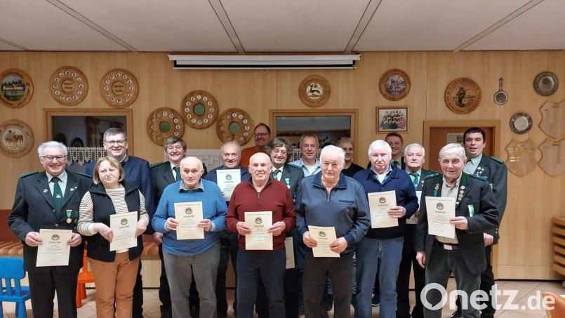Langjährige Mitglieder des Schützenvereins Winbuch zeichnen Schützenmeister Jonathan Kaiser (rechts) und Bürgermeister Peter Braun (Dritter von links) aus. Bild: bjo