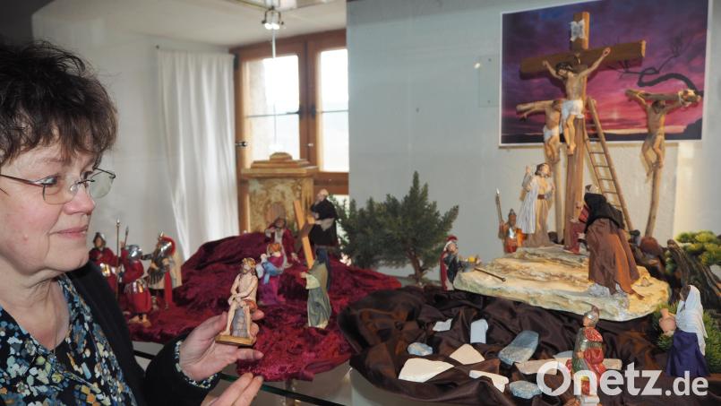 Museums- und Archivleiterin Ursula Wiechert beim Einrichten der Passionskrippen. Ab Palmsonntag hat die Ausstellung in Neustadt/WN geöffnet. Bild: krb