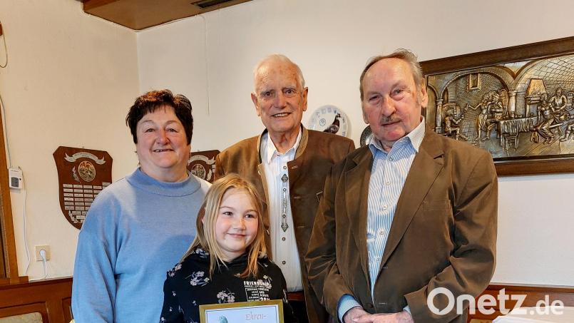 Alfred Neidl (Zweiter von links) gratulierte (von links) Erna Niedermeier, Tina Pöllath und Michael Niedermeier zu ihren Erfolgen. Bild: Markus Schleicher/exb
