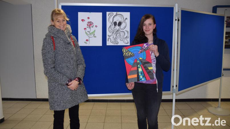 Paula Trautmann (rechts) organisiert an ihrer früheren Grundschule in Königstein eine Kunstausstellung. Stellvertretende Schulleiterin Britta Bruhn (links) freut sich darüber. Bild: wku