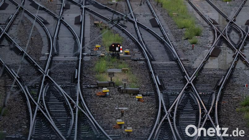 In Regensburg hat eine Lok einen Gleisarbeiter erfasst und schwer verletzt. Symbolbild: Sven Hoppe/dpa