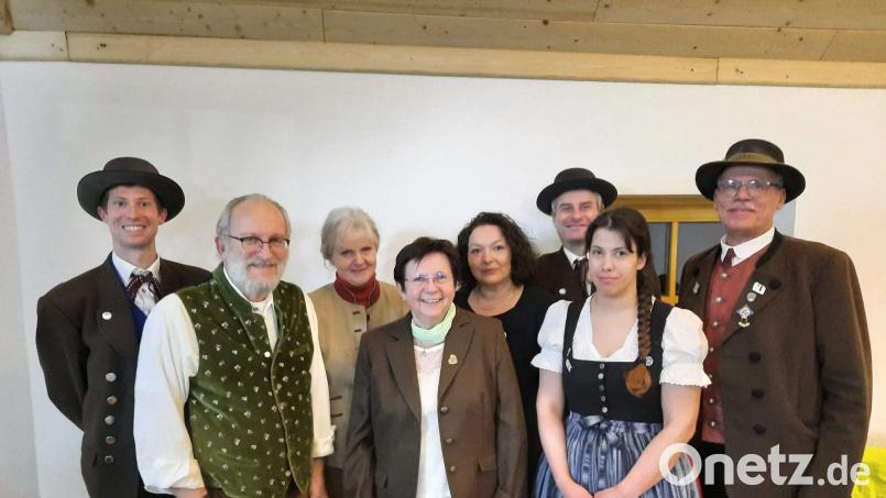 Langjährige Mitglieder der Hirschauer Trachtler werden geehrt (von links): Erster Vorsitzender Michael Meier, Joachim und Elli Friedrich, Zweite Bürgermeisterin Bärbel Birner, Ilona Demleitner, Zweiter Vorsitzender Gaston Lottner, Franziska Auer und Gauvorsitzender Peter Fink. Bild: u