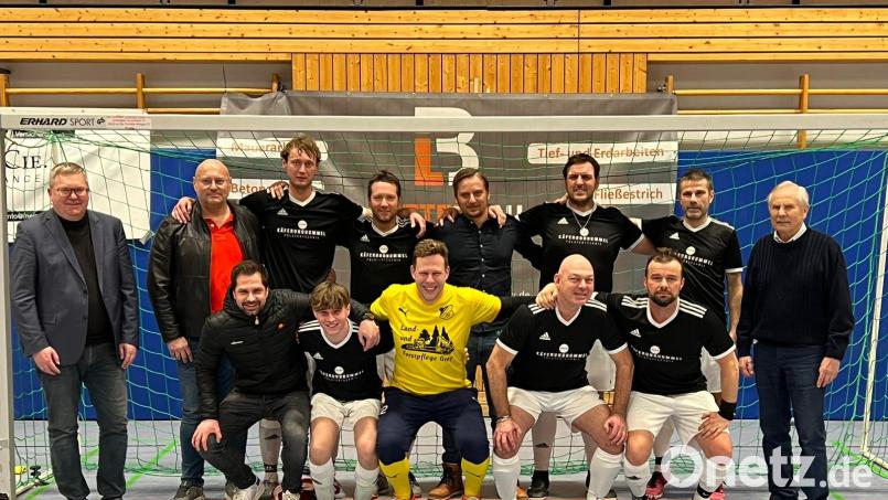 Oberbürgermeister Michael Cerny beglückwünschte zusammen mit Norbert Fischer die Sieger der Stadtmeisterschaft der Hobbyfußballer, Käfer &amp; Hummels Allstars. Bild: tne