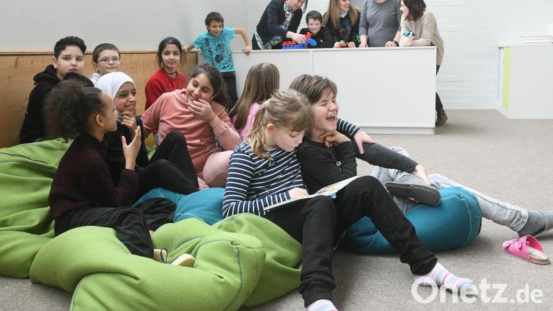 Im Sozialpädagogischen Förderzentrum Eschenbach fühlen sich die Kinder im offenen Ganztag gut aufgehoben. Nach dem Mittagessen und den Hausaufgaben ist noch Zeit für gemeinsames Spielen. Bild: Gabi Schönberger