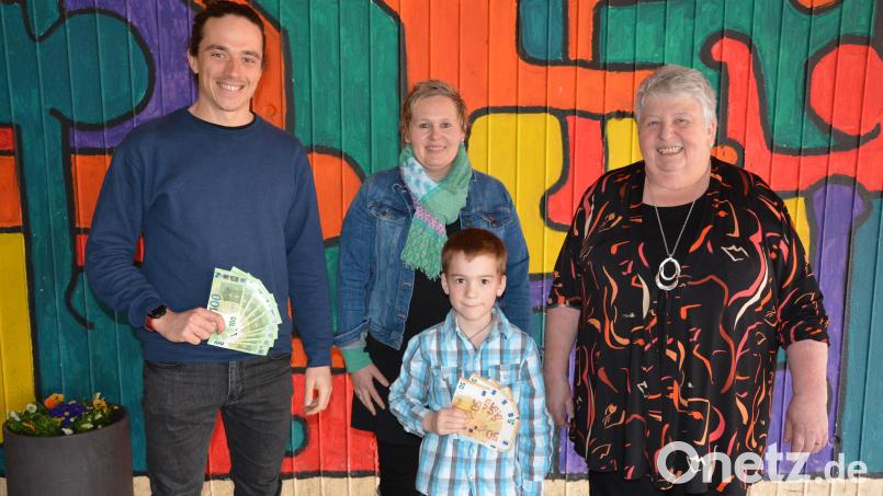 Oma Amalie Doß (rechts) feierte kürzlich ihren 70. Geburtstag. Sie verzichtete auf persönliche Geschenke und wollte lieber Gutes für die Montessori-Schule in Arzberg tun, die ihr Enkel Toni besucht. Sie übergab an Schulleiter Jens Wegmann eine Spende in Höhe von 1000 Euro. Mit im Bild Mutter Petra Bäuml mit ihrem Sohn Toni. Bild: jr