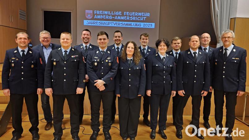 Die geehrten und beförderten Ammersrichter Feuerwehrleute zusammen mit Oberbürgermeister Michael Cerny (Zweiter von links), Stadtbrandmeister Sebastian Schindler (Dritter von links) und Kommandant Christian Schafbauer (Vierter von links). Bild: tne