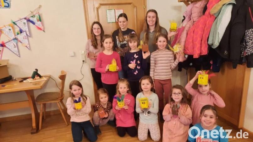 Mit ihren Betreuerinnen Hannah Schmelber (hinten, von rechts), Sophia Käs und Leni Bauer bastelten die Kinder Osterhasen. Bild: soj