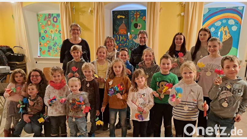 Ella Glühwürmchen besucht die Manteler Gottesdienst-Kinder. Bild: sei