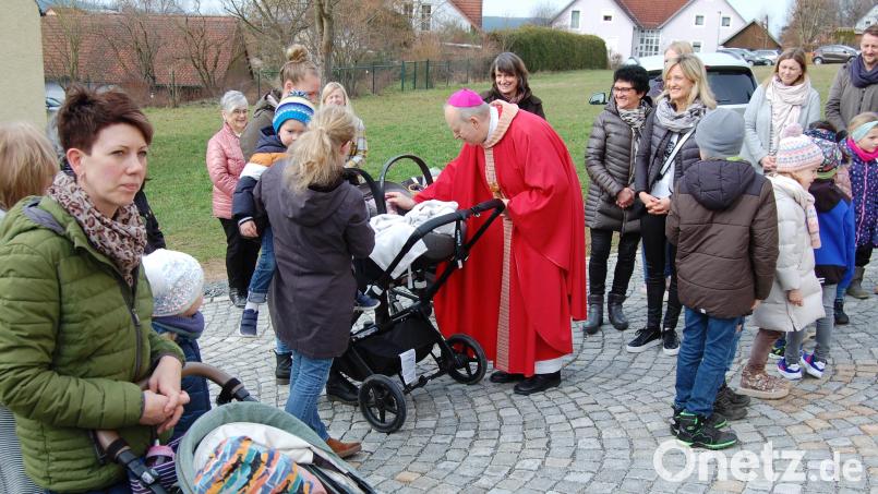 Zahlreiche Familien mit Kindern waren zur Kindersegnung durch Weihhbischof Reinhard Pappenberger gekommen. Bild: grm