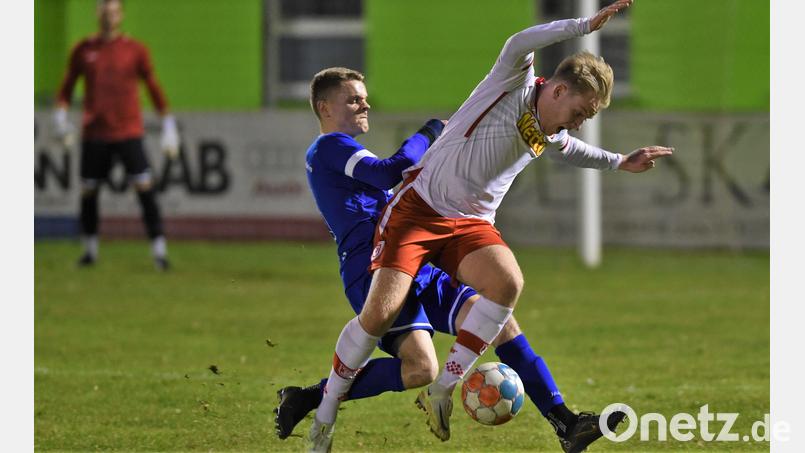 Niklas Lang (links) attackiert in der Partie gegen die U21 des SSV Jahn Regensburg einen Gegenspieler: Mit kompromisslosem Spiel will die SpVgg SV auch dem SV Donaustauf Paroli bieten. Bild: Büttner, Gerhard
