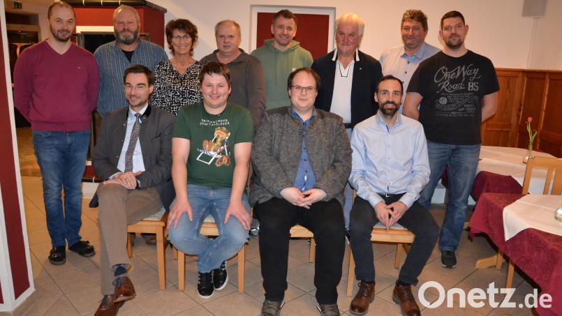 Die CSU Moosbach wird künftig mit dieser Mannschaft unter Vorsitz von Stefan Brandmiller (vorne, Zweiter von rechts) geführt. Es gratulierten Bürgermeister Armin Bulenda (vorne, rechts) und Landtagsabgeordneter Stephan Oetzinger (vorne, links). Bild: gi