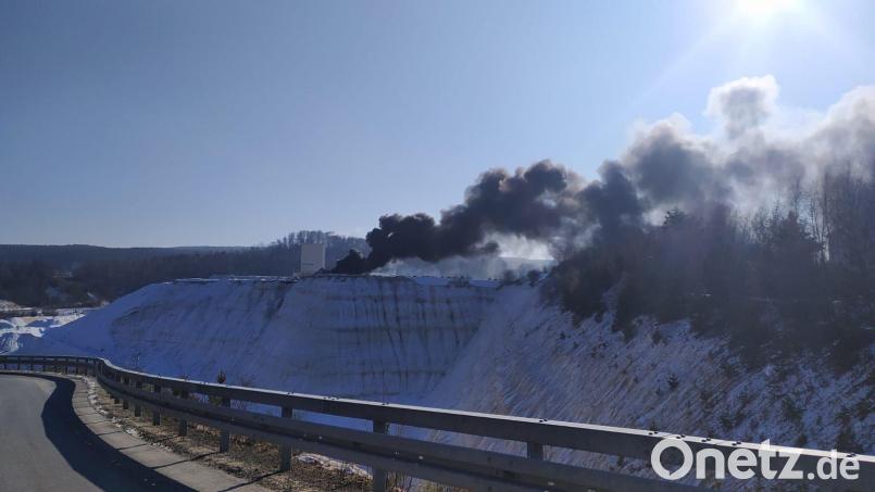 Über Schnaittenbach war am Mittwoch, 8. Februar, wegen eines Kunststoffbrands eine große Rauchwolke zu sehen. Bild: Lucas Reindl/exb