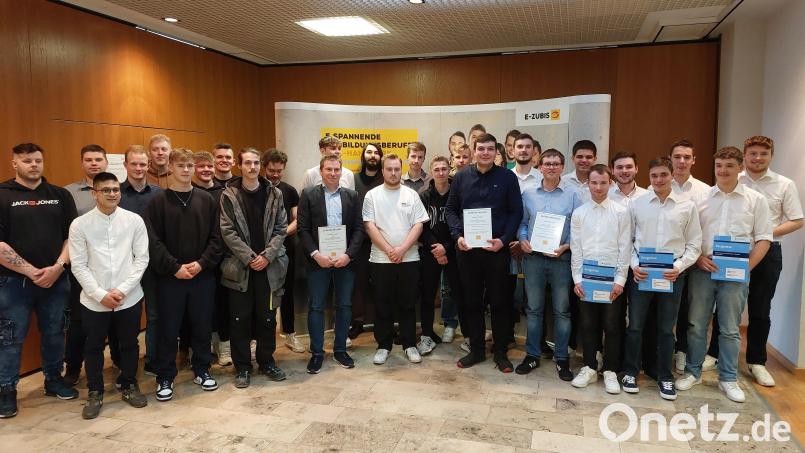 38 neue Gesellen kann die Innung für Elektro- und Informationstechnik Mittlere Oberpfalz verzeichnen. In den Reden der Ehrengäste war deutlich der Wunsch zu hören, dass sie ihren Betrieben in ihrer Region treu bleiben sollen. Bild: mfh