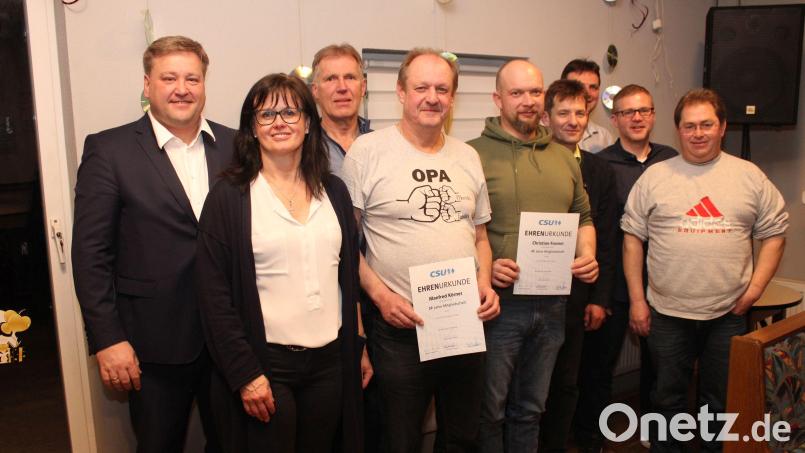 Der neue Vorstand des CSU-Ortsverbands Utzenhofen zusammen mit geehrten Mitgliedern. Vorsitzender bleibt der Kastler Bürgermeister Stefan Braun (links). Ihnen allen gratuliert die CSU-Listenkandidatin für die Bezirkstagswahl, Birgit Barth (Zweite von links). Bild: aun
