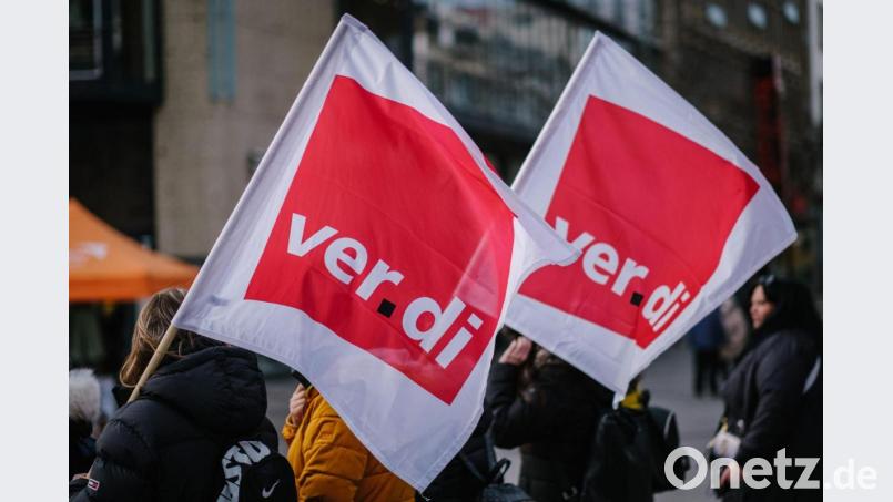 Verdi-Fahnen während einer Demonstration. Bild: Ole Spata/dpa/Symbolbild