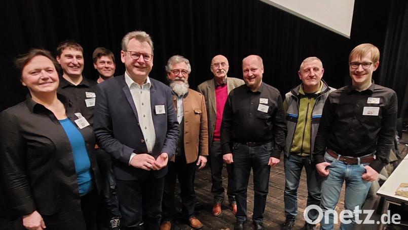 Ein bewährtes Team unterstützt die Waldbesitzer bei ihren Aufgaben. Als Referenten hatte man sich Bauernjäger Nikolaus A. Urban ins Boot geholt. Im Bild von links dritte Vorsitzende Beate Politzka, zweiter Vorsitzender Johann Scheuerer, Beisitzer Josef Frey, Vorsitzender Martin Prey, Wald-Wild-Berater Nikolaus A. Urban, Kassenprüfer Günther Gilch, Geschäftsführer Alfons Vogl, Förster und WBV-Berater Fritz Reichert sowie WBV-Förster Matthias Baumgärtner. Bild: Vogl/exb
